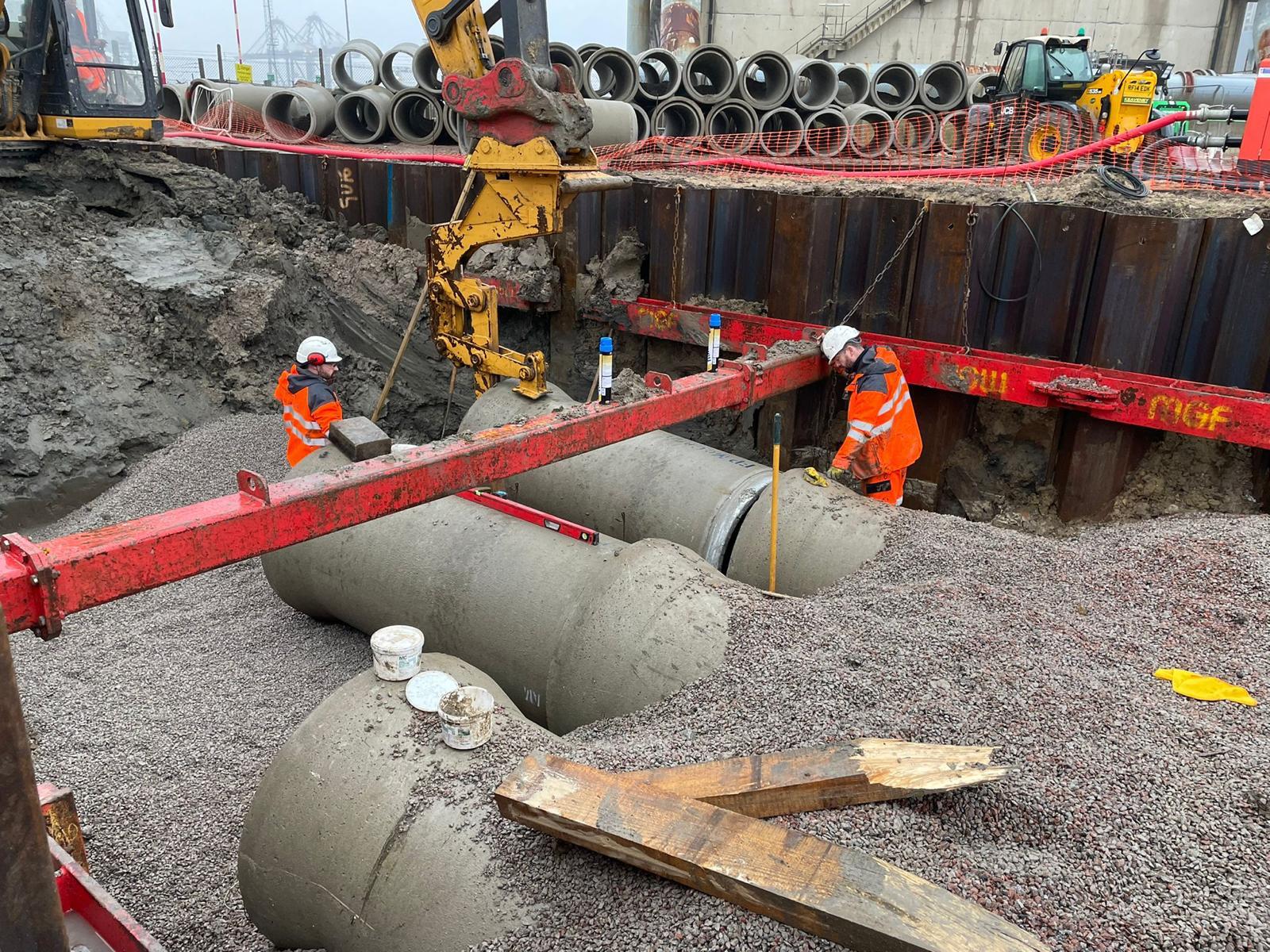Sheet-pile cofferdam construction beside the River Thames — Elm Site Services