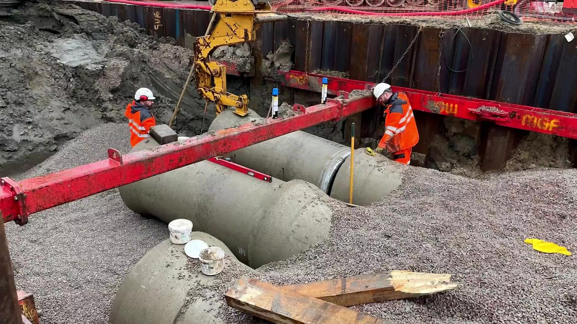 Thames-side cofferdam construction by Elm Site Services — civil engineering